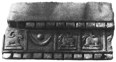 Диск Венеры (Астар) над серпом луны и горные бараны (символ бога луны). Фрагмент фриза из Мариба. 5-4 вв. до н. э.