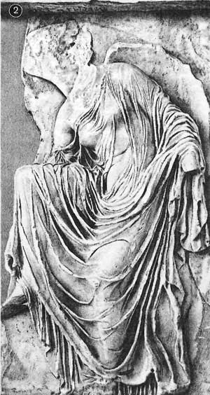 Ника, развязывающая сандалию. Рельеф балюстрады храма Афины-Ники на Афинском акрополе. Мрамор. 411—407 до н. э. Афины, музей Акрополя.