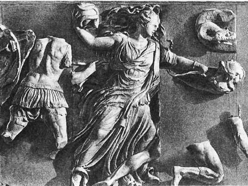 Богиня Никта в битве с гигантами. Фрагмент северного фриза Пергамского алтаря. Мрамор. 180—160 до н. э. Берлин, Государственные музеи.