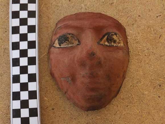 Оригинальная маска, найденная в ходе раскопок. Обычно такого рода маски применялись жрецами во время литургий.