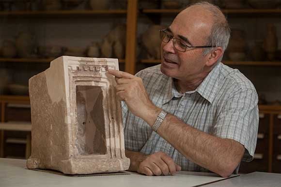 Йосеф Гарфинкель демонстрирует триглифы на каменной модели святилища