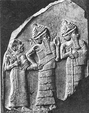 Нингишзида, ведущий правителя к трону. Рельеф на стеле Гудеи из Телло (Лагаш). 22 в. до н. э. Берлин, Переднеазиатский музей.