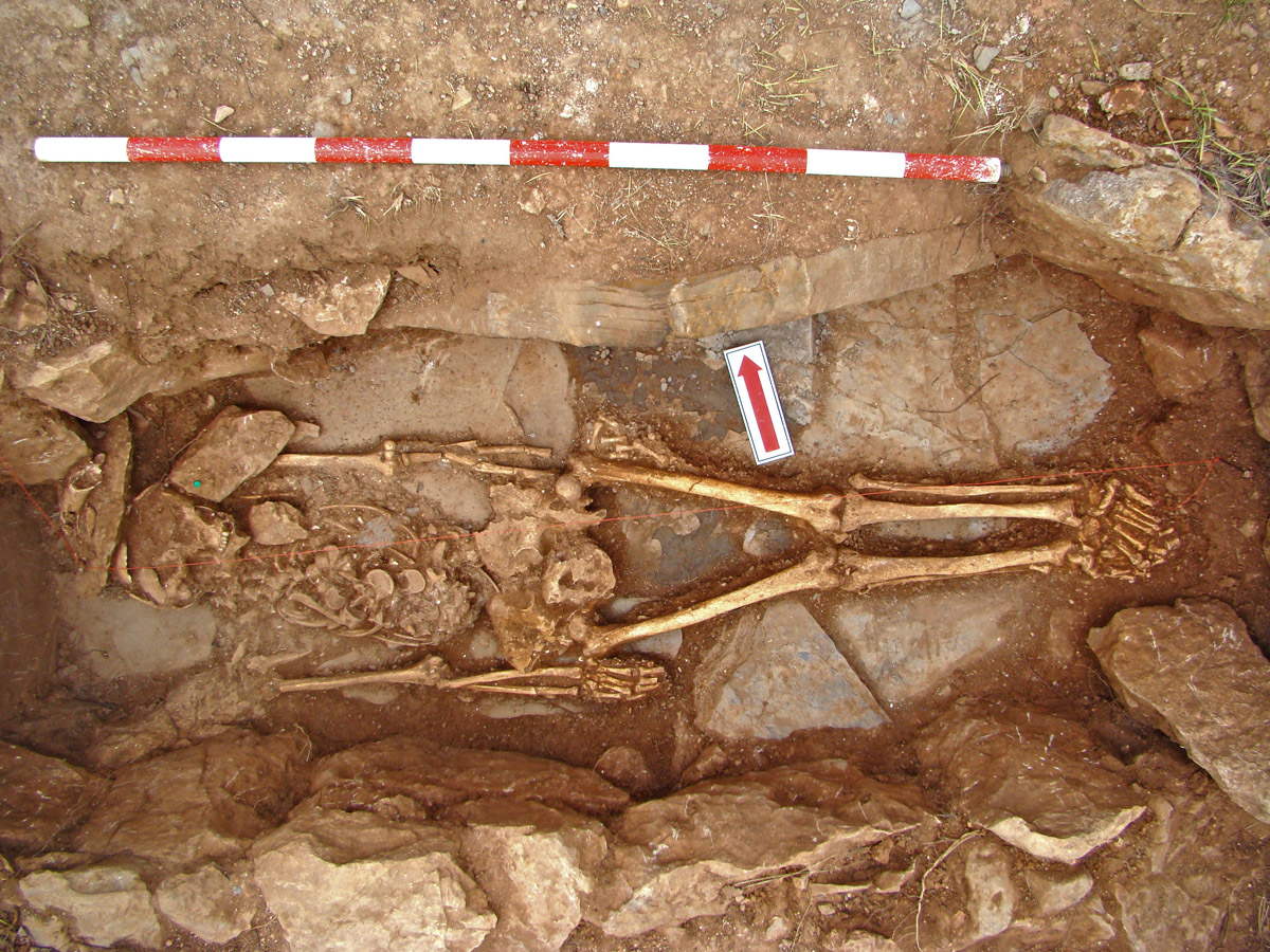 Рисунок 2: Скелет в могиле. Некрополь 6. Гробница 5. 