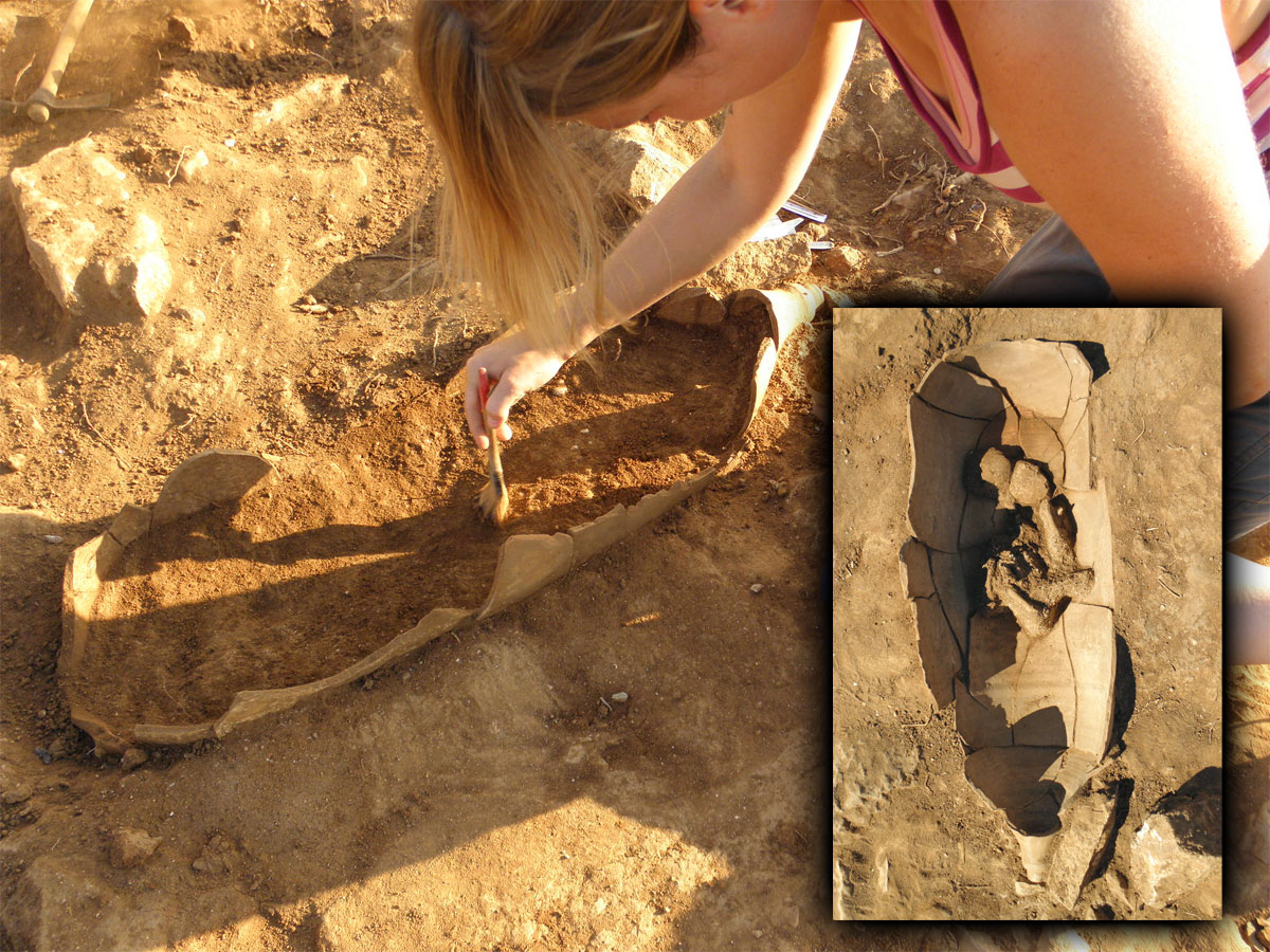Рисунок 3: Земляные работы и окончательный раскоп Гробницы 42 - Ребенок в амфоре (Некрополь 06). 